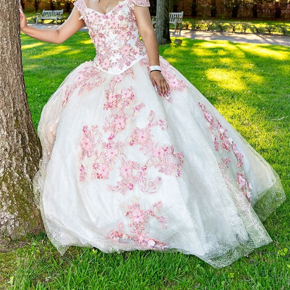 chinese dress ladies A-line Light Pink Tulle Prom Dresses White Lace Applique Quinceanera D –  QueenaBridal main image 1
